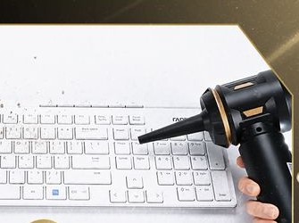PX2000 PRO soplando el polvo de un teclado